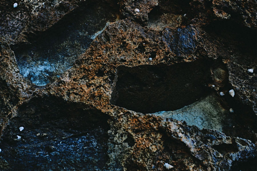 岩壁は火山でできたもので、ぼこぼこした独特な岩肌になっている