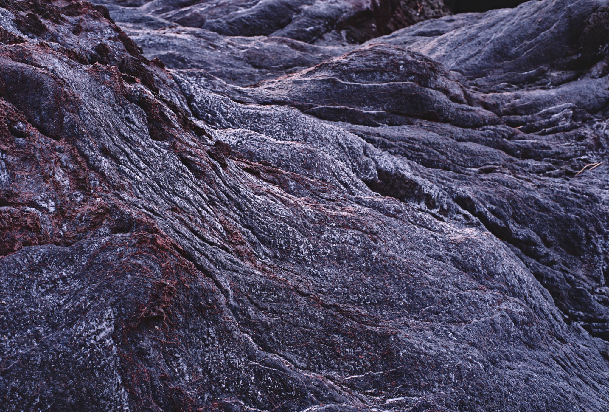 溶岩が固まってできた、流れるようなうねりを持つ、茶色の岩肌
